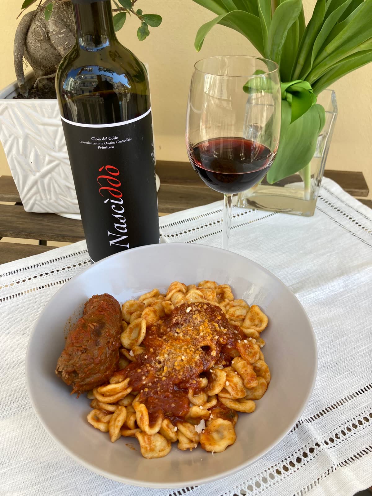 Nascìddò con un piatto di orecchiette al ragù e braciola